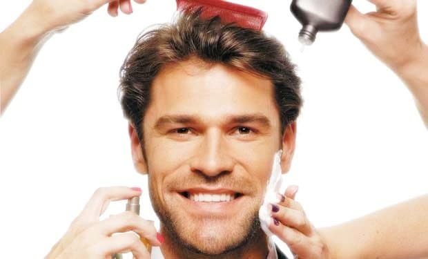 homem usando produtos de beleza